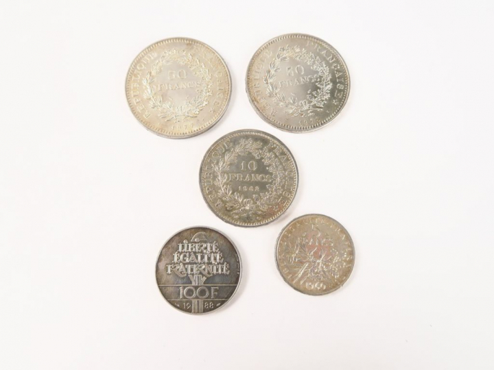 5 pièces d'argent :1 pièce de 100 francs,  2 pièces de 50 francs, 1 pi