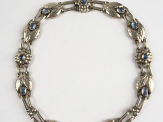 Vente aux enchères G.JENSEN. Collier en argent, pierres bleues en cabochon. 1959