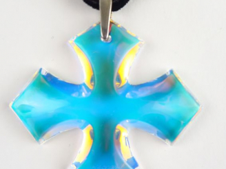 Vente aux enchères BACCARAT. Croix en cristal. Signée