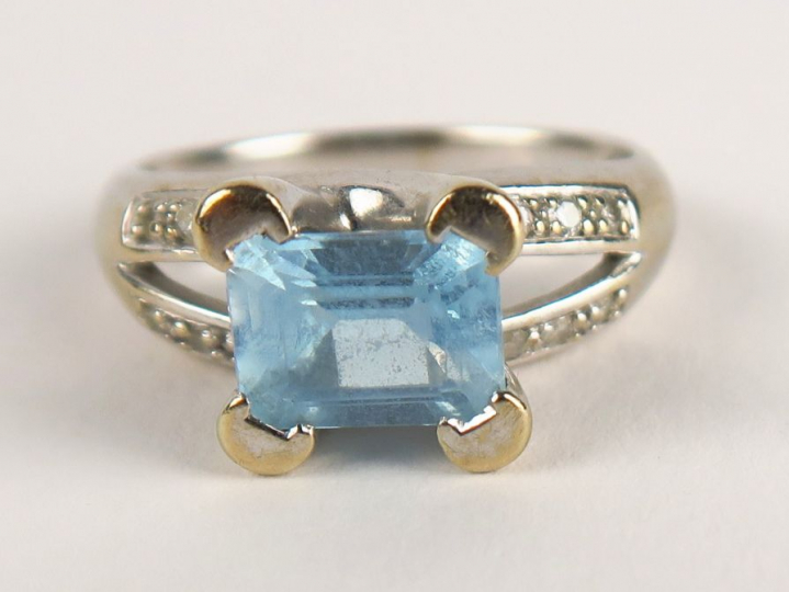 Bague en argent, ornée d'une topaze bleue.  TDD. 52 Poids tel. 5,54 g