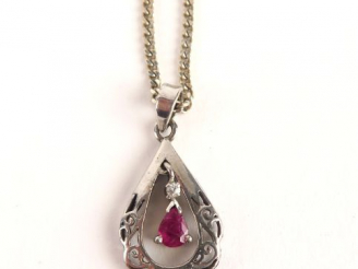 Vente aux enchères Chaine en argent et pendentif orné de rubis (traités). Poisd tel : 4,7