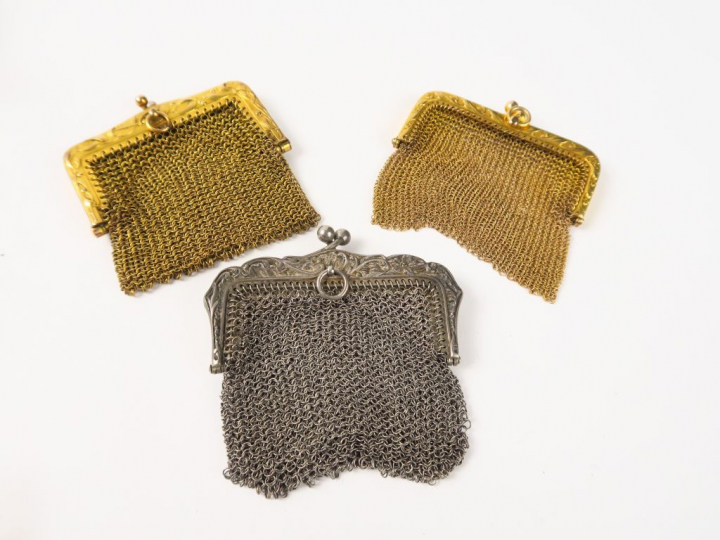 Bourse en argent (60 g), et deux bourses en métal doré.