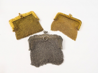 Vente aux enchères Bourse en argent (60 g), et deux bourses en métal doré.