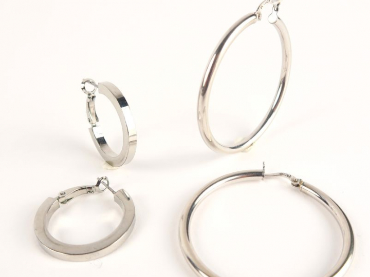 Deux paires de créoles en argent. Poids : 13 g