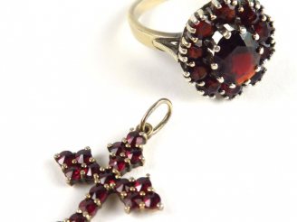 Vente aux enchères Bague en argent, ornée de grenats, on y joint une croix dans le même s