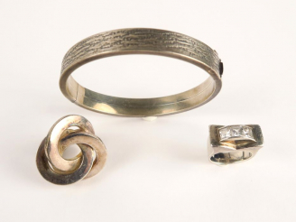 Vente aux enchères deux bagues et un jonc en argent. Poids tel : 50 g