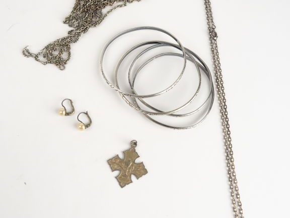 Lot en argent comprenant une médaille, une croix de communion, 5 chain