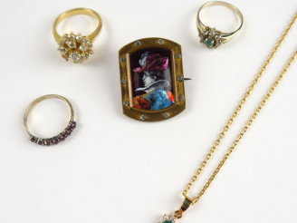 Vente aux enchères Ensemble de bijoux fantaisie : broche émaillée, trois bagues, collier 