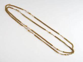 Vente aux enchères Collier en or et perles. Poids tel : 39,3 g