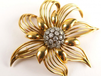 Vente aux enchères Broche en or, en forme de fleur stylisée, sertie en son centre de diam