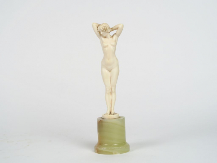 Joe DESCOMPS « Baigneuse »  Sujet Art déco en ivoire. Socle en onyx ve