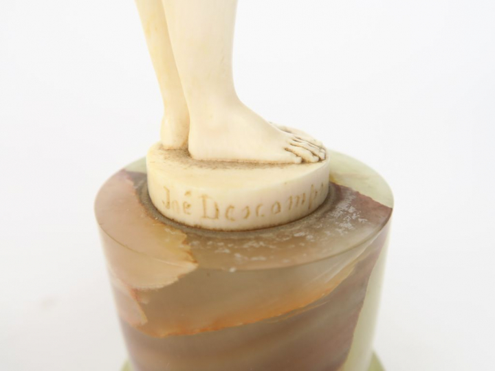Joe DESCOMPS « Baigneuse »  Sujet Art déco en ivoire. Socle en onyx ve