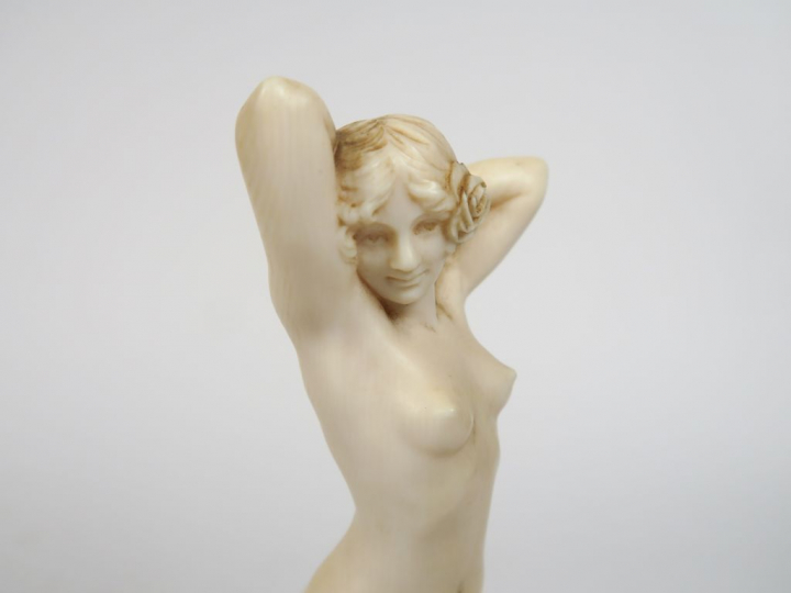 Joe DESCOMPS « Baigneuse »  Sujet Art déco en ivoire. Socle en onyx ve