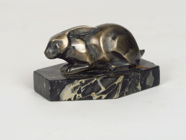 L. RIGOT "Lièvre à l'affut" Sujet en bronze argenté.  Signé. Socle en 