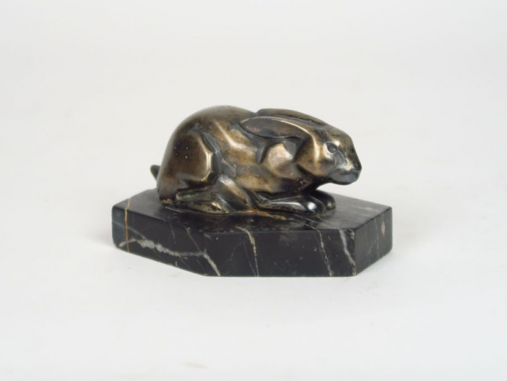 L. RIGOT "Lièvre à l'affut" Sujet en bronze argenté.  Signé. Socle en 