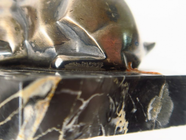 L. RIGOT "Lièvre à l'affut" Sujet en bronze argenté.  Signé. Socle en 