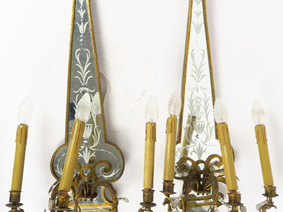 BAGUES (attribué à).  Paire d'appliques en métal doré en forme d'obéli
