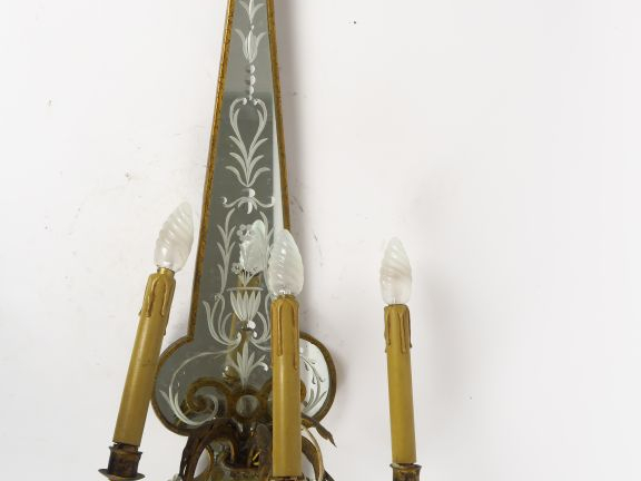 BAGUES (attribué à).  Paire d'appliques en métal doré en forme d'obéli