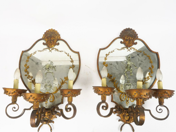 Paire d’appliques 1900 dans le style vénitien du XVIIIème, en fer laqu