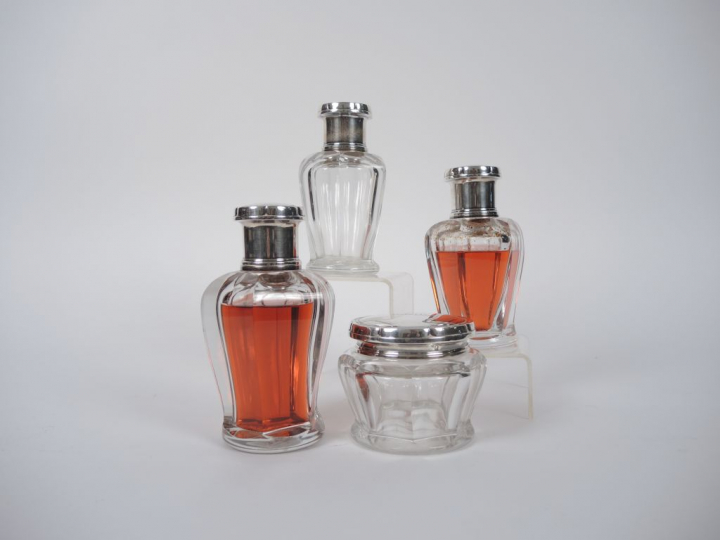 BACCARAT.  Garniture de toilette en cristal et argent, poinçon Minerve