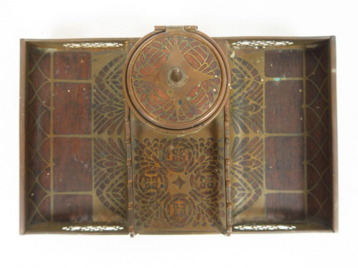 Encrier 1900 de style autrichien en acajou et laiton. 10 x 28,5 x 18 c