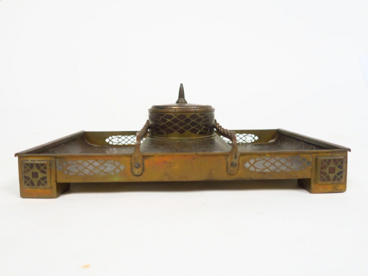 Encrier 1900 de style autrichien en acajou et laiton. 10 x 28,5 x 18 c