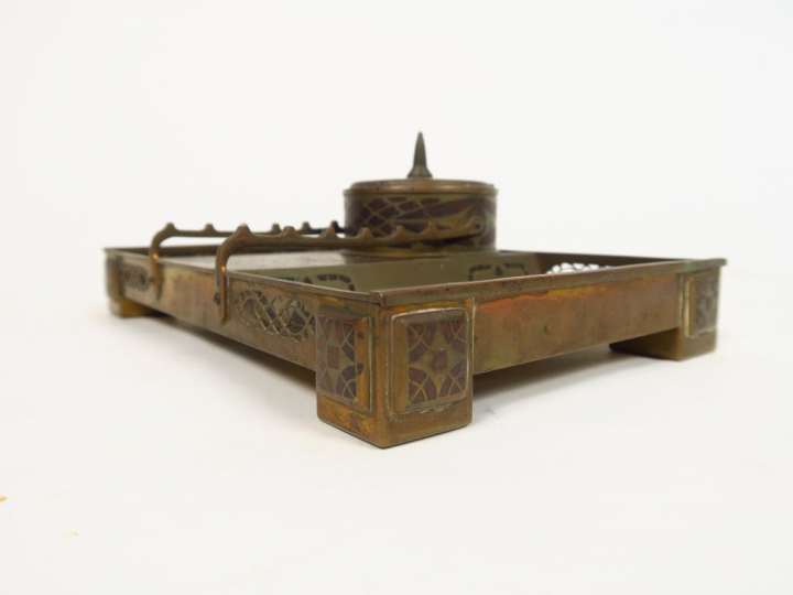 Encrier 1900 de style autrichien en acajou et laiton. 10 x 28,5 x 18 c