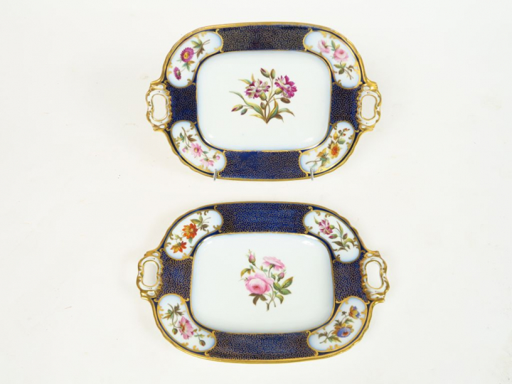 	Paire de plateaux XIXème en porcelaine de Valentine, à décor de fleur