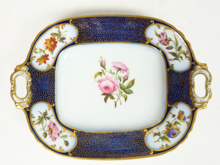 	Paire de plateaux XIXème en porcelaine de Valentine, à décor de fleur