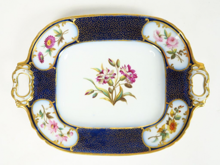 	Paire de plateaux XIXème en porcelaine de Valentine, à décor de fleur