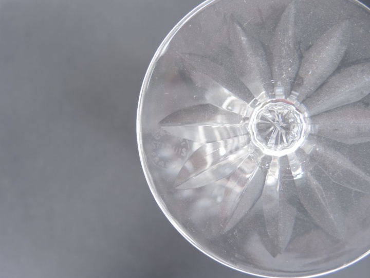 SAINT LOUIS.  Service de verres en cristal. Comprenant :  - 12 verres 