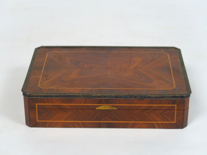 Coffret de style Louis XVI en marqueterie. 5,5 x 23,5 x 17 cm