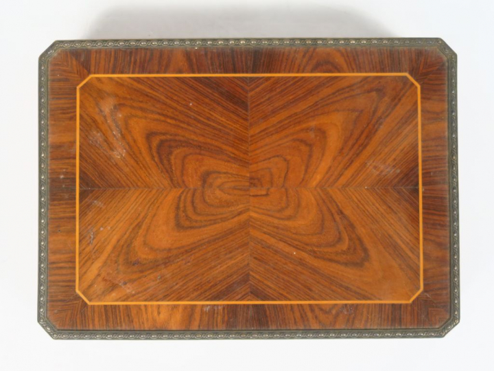 Coffret de style Louis XVI en marqueterie. 5,5 x 23,5 x 17 cm