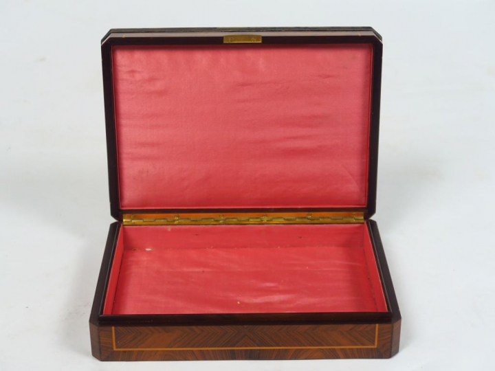Coffret de style Louis XVI en marqueterie. 5,5 x 23,5 x 17 cm