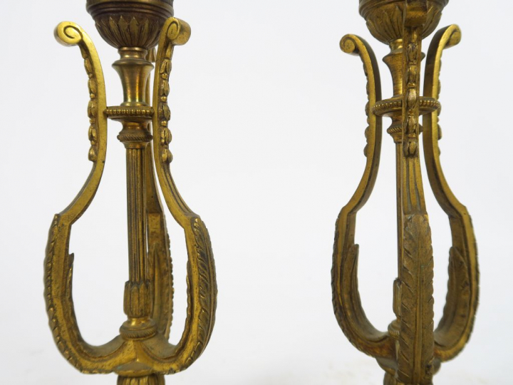 Paire de bougeoirs de style Empire en bronze doré, fût en forme de lyr