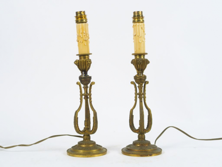 Paire de bougeoirs de style Empire en bronze doré, fût en forme de lyr