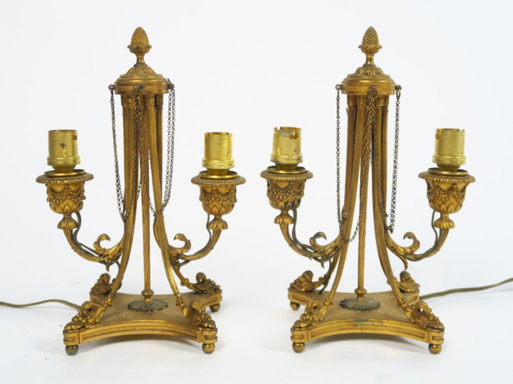 Paire de bougeoirs doubles de style Louis XVI en bronze doré, à décor 