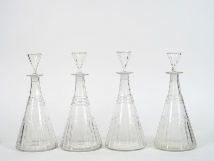 Important service de verres en cristal.  Comprenant :  - 13 coupes à c