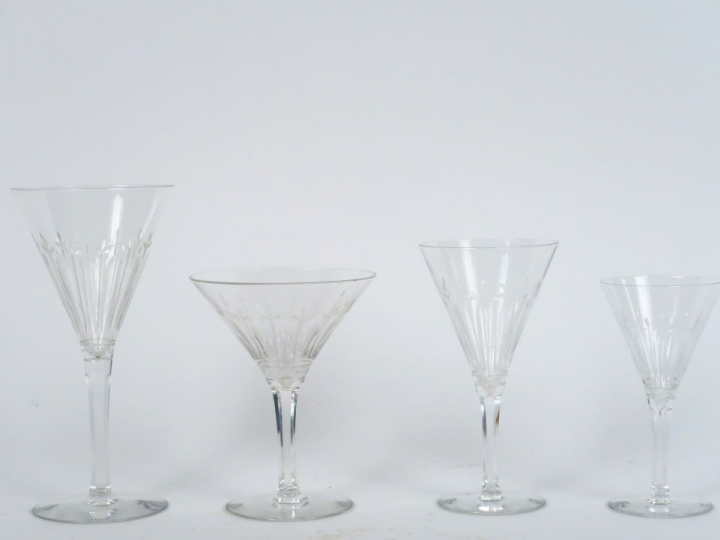 Important service de verres en cristal.  Comprenant :  - 13 coupes à c