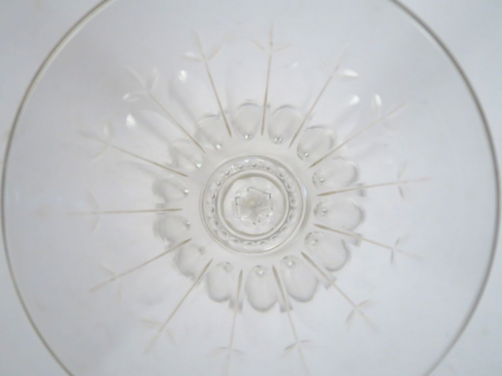 Important service de verres en cristal.  Comprenant :  - 13 coupes à c