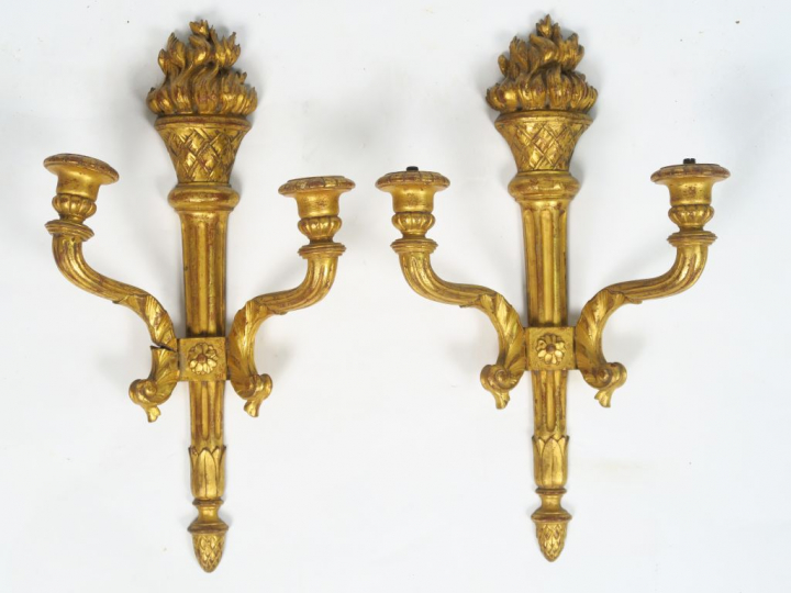 	Paire d’appliques de style Louis XVI en bois doré, à décor de pot à f