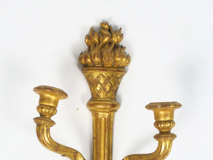 	Paire d’appliques de style Louis XVI en bois doré, à décor de pot à f