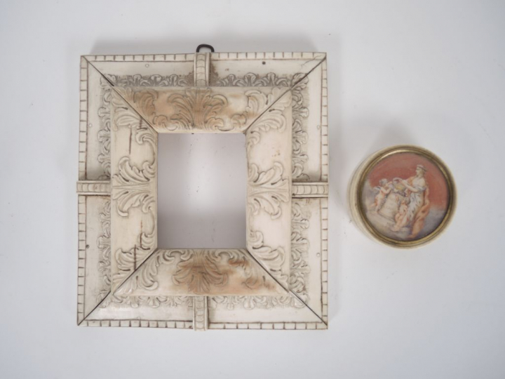 Lot comprenant :  - une boite en ivoire, à décor d’une miniature. Diam