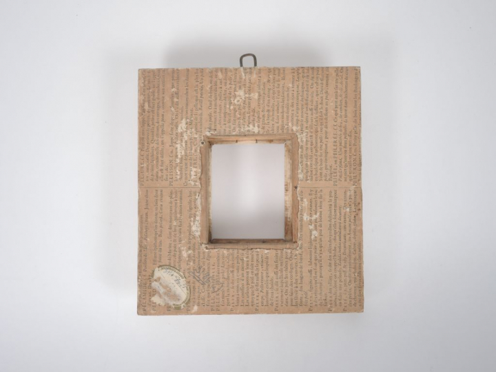 Lot comprenant :  - une boite en ivoire, à décor d’une miniature. Diam