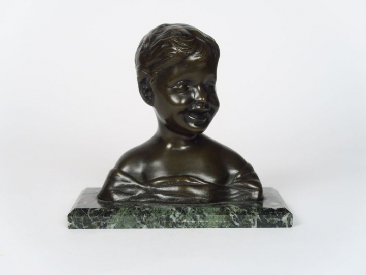 "Jeune enfant souriant" Sujet en bronze à patine brune.  Socle marbre 