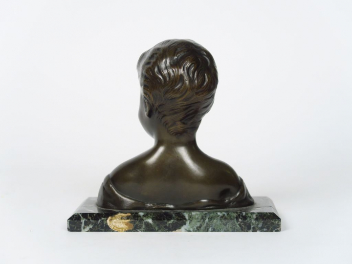 "Jeune enfant souriant" Sujet en bronze à patine brune.  Socle marbre 