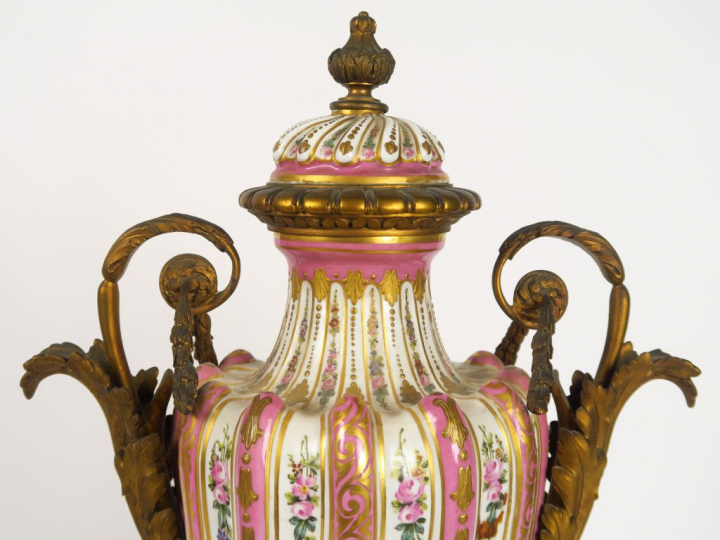 Paire de grands vases couverts Napoléon III de style Louis XVI en porc