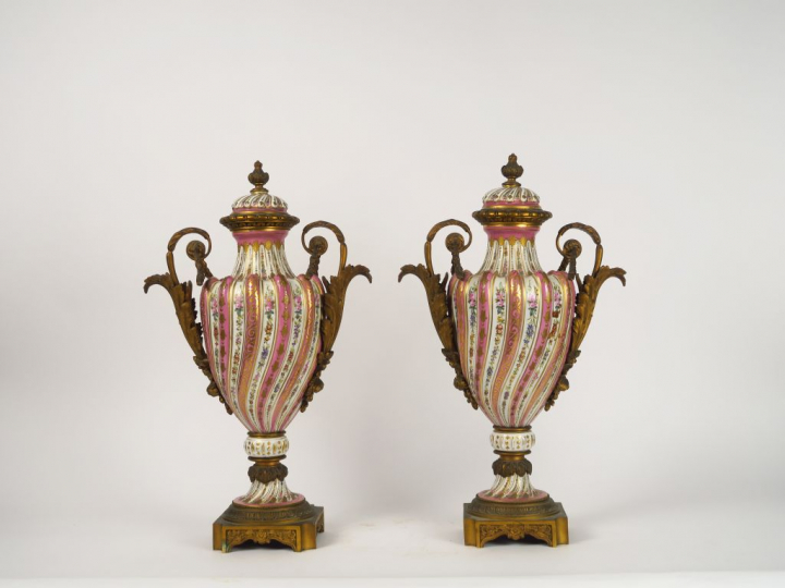 Paire de grands vases couverts Napoléon III de style Louis XVI en porc