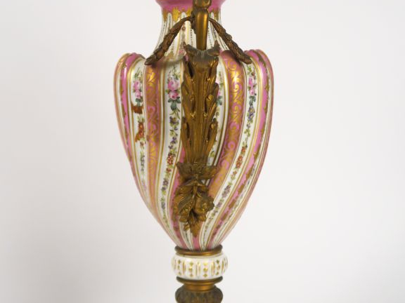 Paire de grands vases couverts Napoléon III de style Louis XVI en porc