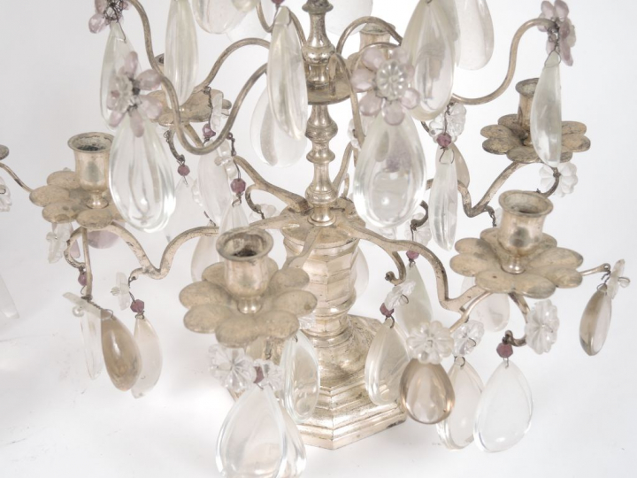 Paire de girandoles à pampilles bicolores en bronze argenté, éclairant